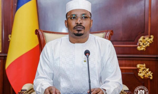 رحيل «سيدة الدولة الهادئة».. محمد إدريس ديبي يودّع الدكتورة حواء عثمان جمّي