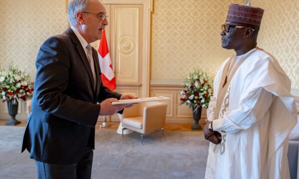 تشاد تعزز حضورها الدبلوماسي في أوروبا… السفير أحمد مكايلا يقدّم أوراق اعتماده لرئيس الاتحاد السويسري