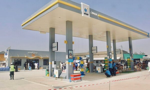 مقتل عامل بمحطة وقود في أبشي إثر إطلاق نار عرضي… والسلطات تفتح تحقيقاً