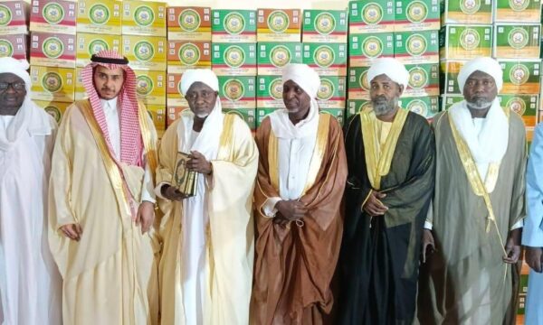 السفارة السعودية بأنجمينا تسلّم 30 ألف نسخة من المصحف الشريف للمجلس الإسلامي
