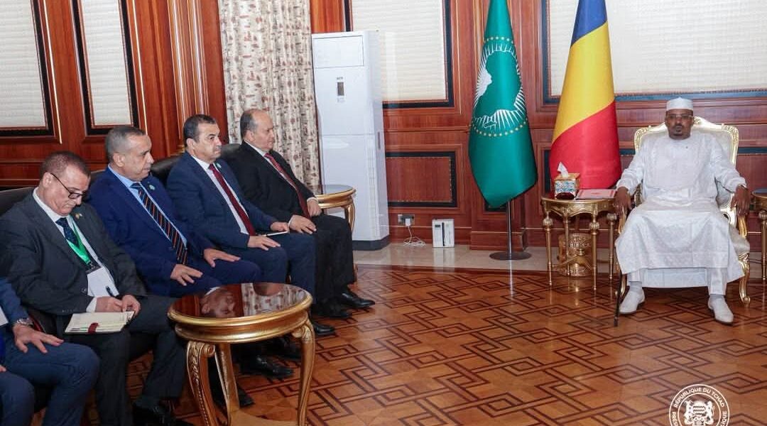 ديبي يستقبل رئيس الوزراء الجزائري ويؤكدان تسريع تنفيذ مشاريع التعاون المشترك